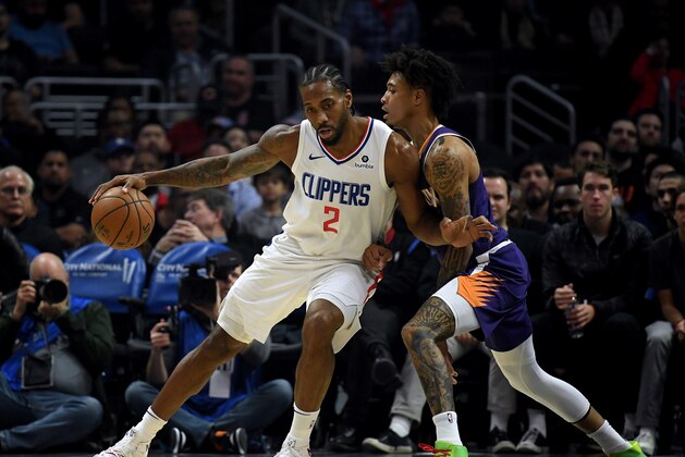 LOS ANGELES, CALIFORNIA - DECEMBER 17:  Kawhi Leonard #2 of the LA Clippers back in on Kelly Oubre Jr. #3 of the Phoenix Suns during the first half at Staples Center on December 17, 2019 in Los Angeles, California. (Photo by Harry How/Getty Images)