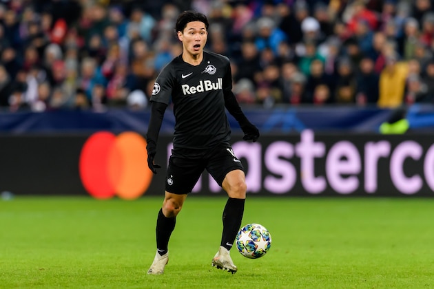 SALZBURG, AUSTRIA - DECEMBER 10: (BILD ZEITUNG OUT) Takumi Minamino of RB Salzburg controls the ball during the UEFA Champions League group E match between RB Salzburg and Liverpool FC at Red Bull Arena on December 10, 2019 in Salzburg, Austria. (Photo by TF-Images/Getty Images)