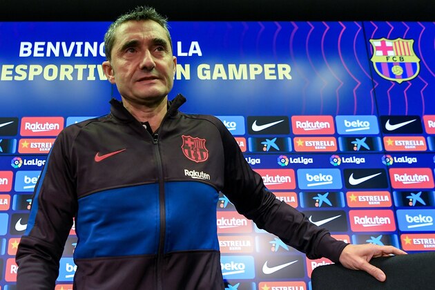 Barcelona's Spanish coach Ernesto Valverde arrives for a press conference at the Joan Gamper Sports City training centre in Sant Joan Despi, on December 17, 2019 on the eve of their Spanish League football match against Real Madrid. (Photo by LLUIS GENE / AFP) (Photo by LLUIS GENE/AFP via Getty Images)