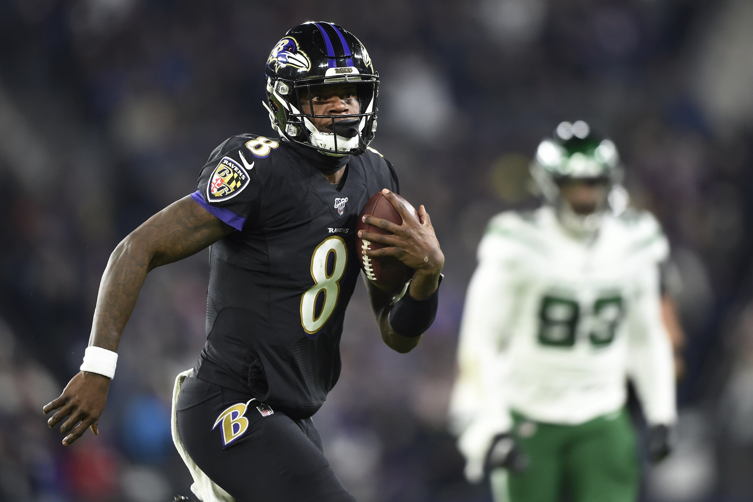 El quarterback de los Ravens de Baltimore Lamar Jackson (8) durante una jugada del partido de la NFL que enfrentÃ³ a su equipo con los Jets de Nueva York, el 12 de diciembre de 2019, en Baltimore. (AP Foto/Gail Burton)