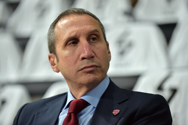Olympiacos' US head coach forward David Blatt looks on during the Euroleague basketball match between LDLC ASVEL Lyon-Villeurbanne and Olympiakos Basket Balle in Villeurbanne, central-eastern France on October 4, 2019. (Photo by ROMAIN LAFABREGUE / AFP) (Photo by ROMAIN LAFABREGUE/AFP via Getty Images)