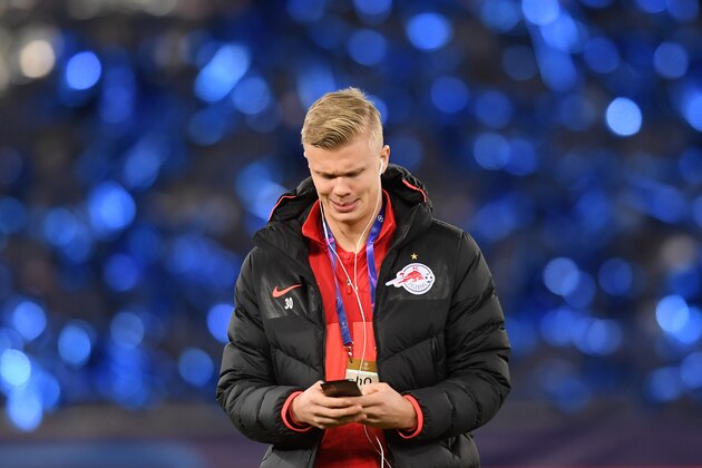 SALZBURG, AUSTRIA - DECEMBER 10: Erling Braut Haaland of RB Salzburg inspects the pitch ahead of the UEFA Champions League group E match between RB Salzburg and Liverpool FC at Red Bull Arena on December 10, 2019 in Salzburg, Austria. (Photo by Michael Regan/Getty Images)