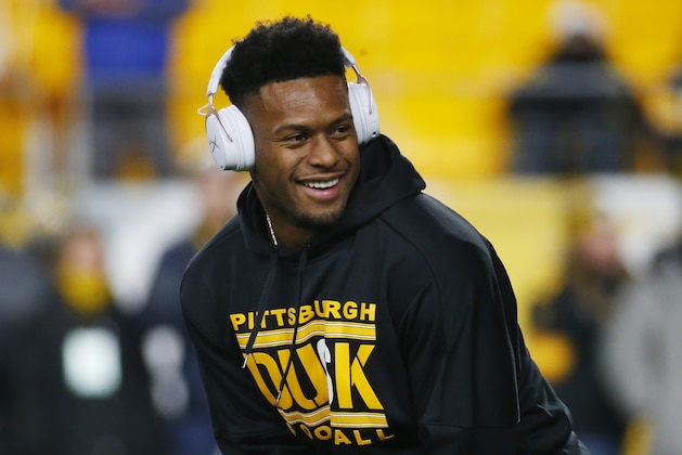 PITTSBURGH, PENNSYLVANIA - DECEMBER 15: JuJu Smith-Schuster #19 of the Pittsburgh Steelers warms up before the game against the Buffalo Bills at Heinz Field on December 15, 2019 in Pittsburgh, Pennsylvania. (Photo by Justin K. Aller/Getty Images)