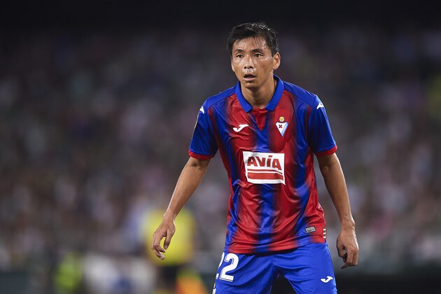 SEVILLE, SPAIN - OCTOBER 04: Takashi Inui of SD Eibar looks on during the Liga match between Real Betis Balompie and SD Eibar SAD at Estadio Benito Villamarin on October 04, 2019 in Seville, Spain. (Photo by Aitor Alcalde Colomer/Getty Images) SEVILLE, SPAIN - OCTOBER 04: Takashi Inui of SD Eibar looks on during the Liga match between Real Betis Balompie and SD Eibar SAD at Estadio Benito Villamarin on October 04, 2019 in Seville, Spain. (Photo by Aitor Alcalde Colomer/Getty Images)