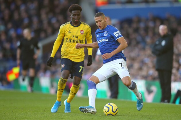 LIVERPOOL, ENGLAND - DECEMBER 21: Richarlison of Everton is challenged by Bukayo Saka of Arsenal during the Premier League match between Everton FC and Arsenal FC at Goodison Park on December 21, 2019 in Liverpool, United Kingdom. (Photo by Alex Livesey/Getty Images)