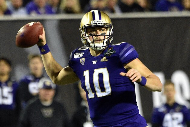 LAS VEGAS, NEVADA - DECEMBER 21: Quarterback Jacob Eason #10 of the Washington Huskies looks to pass against the Boise State Broncos during the Mitsubishi Motors Las Vegas Bowl at Sam Boyd Stadium on December 21, 2019 in Las Vegas, Nevada.  (Photo by David Becker/Getty Images)