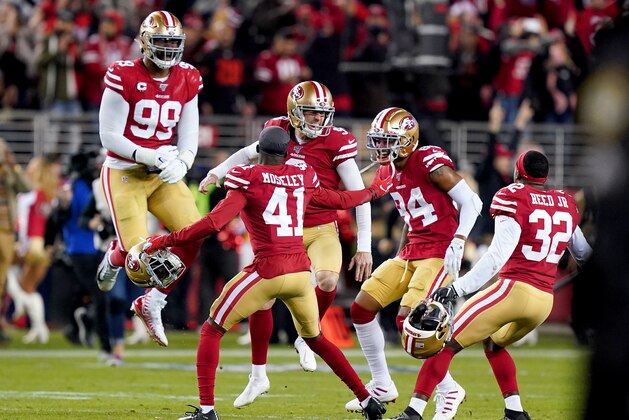 SANTA CLARA, CALIFORNIA - DECEMBER 21: Kicker Robbie Gould #9 of the San Francisco 49ers and teammates celebrate his 33 yard field goal in the fourth quarter to win 34-31 over the Los Angeles Rams at Levi's Stadium on December 21, 2019 in Santa Clara, California. (Photo by Thearon W. Henderson/Getty Images)