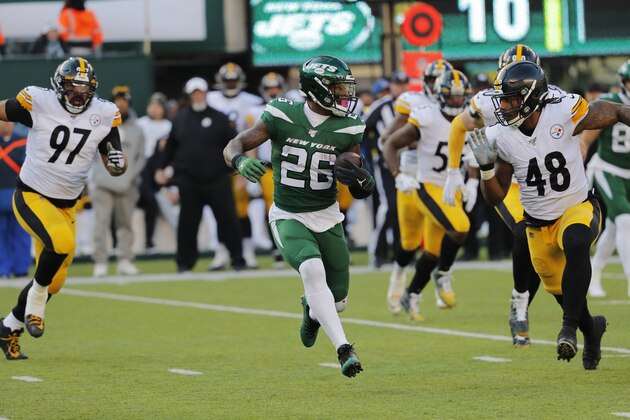 New York Jets running back Le'Veon Bell (26) runs with the ball in the first half of an NFL football game against the Pittsburgh Steelers, Sunday, Dec. 22, 2019, in East Rutherford, N.J. (AP Photo/Seth Wenig)