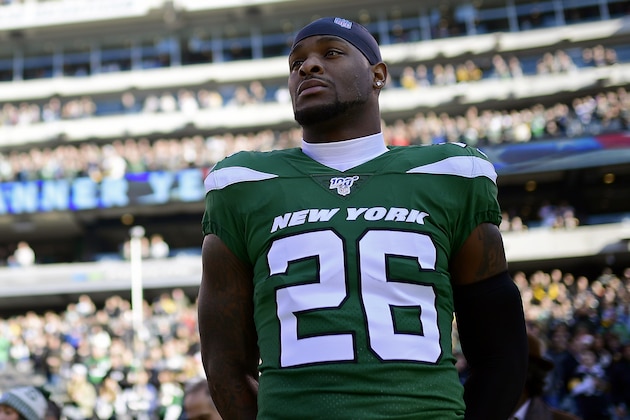 EAST RUTHERFORD, NEW JERSEY - DECEMBER 22:  Le'Veon Bell #26 of the New York Jets stands for the national anthem prior to the game against the Pittsburgh Steelers at MetLife Stadium on December 22, 2019 in East Rutherford, New Jersey. (Photo by Steven Ryan/Getty Images)