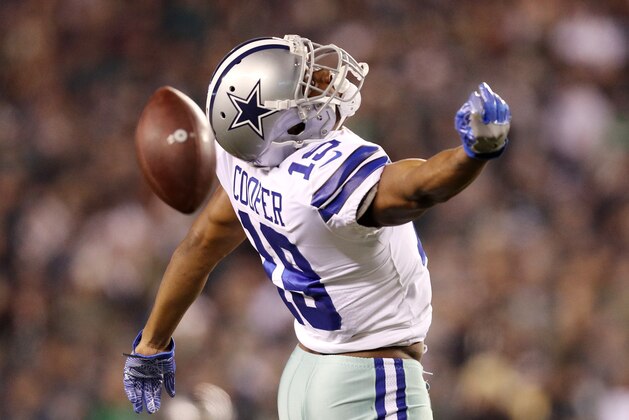 PHILADELPHIA, PENNSYLVANIA - DECEMBER 22: Amari Cooper #19 of the Dallas Cowboys is unable to catch a pass during the second half against the Philadelphia Eagles in the game at Lincoln Financial Field on December 22, 2019 in Philadelphia, Pennsylvania. (Photo by Patrick Smith/Getty Images)