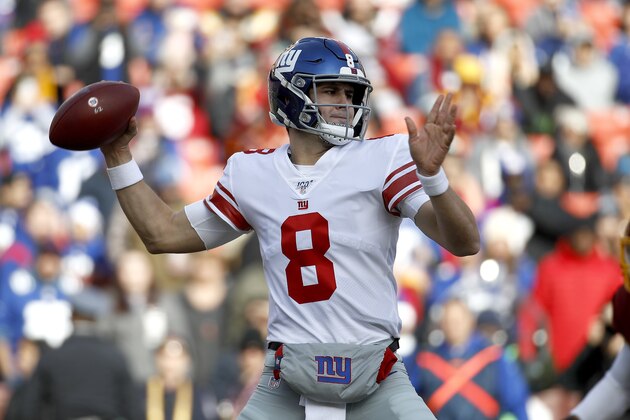 Daniel Jones, quarterback de los Giants de Nueva York, lanza un pase en el partido ante los Redskins de Washington, el domingo 22 de diciembre de 2019 (AP Foto/Patrick Semansky)