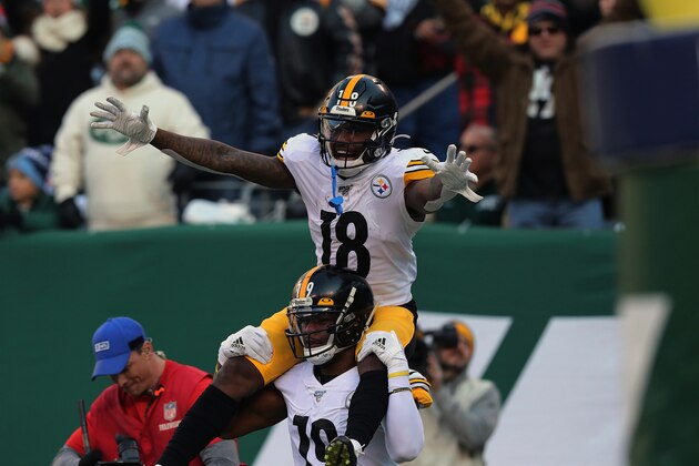 EAST RUTHERFORD, NEW JERSEY - DECEMBER 22: Wide Receiver Diontae Johnson #18 of the Pittsburgh Steelers scores a Touchdown and gets a ride on Wide Receiver JuJu SMith-Schuster's shoulders against the New York Jets in the first half at MetLife Stadium on December 22, 2019 in East Rutherford, New Jersey.(Photo by Al Pereira/Getty Images)