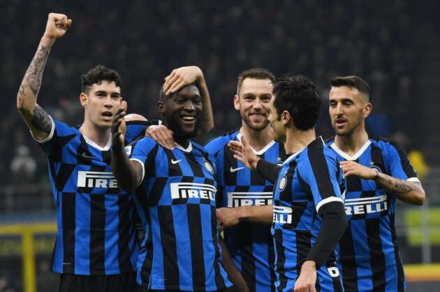 MILAN, ITALY - DECEMBER 21: Romelu Lukaku of FC Internazionale celebrates scoring a goal with team-mates during the Serie A match between FC Internazionale and Genoa CFC at Stadio Giuseppe Meazza on December 21, 2019 in Milan, Italy. (Photo by Chris Ricco/Getty Images)