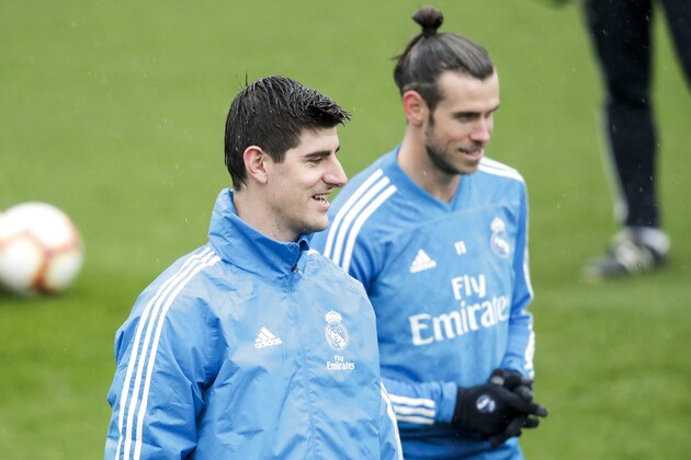 , SPAIN - APRIL 24: (L-R) Thibaut Courtois of Real Madrid, Gareth Bale of Real Madrid during the   Training Real Madrid on April 24, 2019 (Photo by David S. Bustamante/Soccrates/Getty Images)