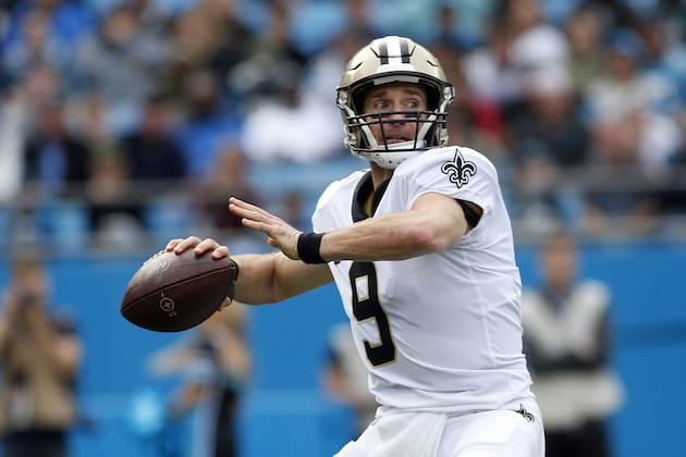 El quarterback Drew Brees, de los Saints de Nueva OrleÃ¡ns, lanza un pase en el duelo con los Panthers de Carolina, el domingo 29 de diciembre de 2019, en Charlotte, Carolina del Norte. (AP Foto/Brian Blanco)