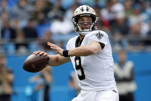 El quarterback Drew Brees, de los Saints de Nueva OrleÃ¡ns, lanza un pase en el duelo con los Panthers de Carolina, el domingo 29 de diciembre de 2019, en Charlotte, Carolina del Norte. (AP Foto/Brian Blanco)