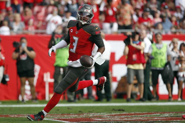 El quarterback Jameis Winston, de los Buccaneers de Tampa Bay, anota una conversiÃ³n de dos puntos en el partido frente a los Falcons de Atlanta, el domingo 29 de diciembre de 2019, en Tampa, Florida. (AP Foto/Mark LoMoglio)