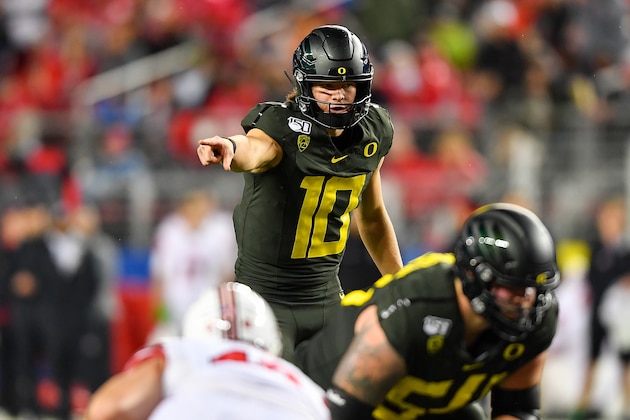 SANTA CLARA, CALIFORNIA - DECEMBER 06: Justin Herbert #10 of the Oregon Ducks directs the offense during the second quarter of the Pac-12 Championship football game against the Utah Utes at Levi's Stadium on December 6, 2019 in Santa Clara, California. The Oregon Ducks won 37-15. (Alika Jenner/Getty Images)