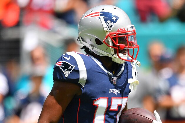 MIAMI, FLORIDA - SEPTEMBER 15: Antonio Brown #17 of the New England Patriots warms up prior to the game against the Miami Dolphins at Hard Rock Stadium on September 15, 2019 in Miami, Florida. (Photo by Mark Brown/Getty Images)