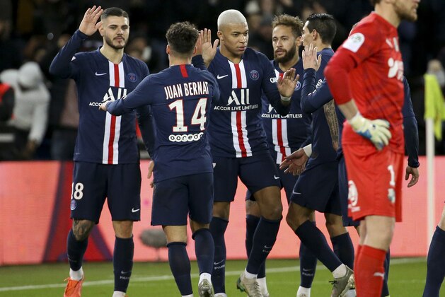 PARIS, FRANCE - DECEMBER 21: Mauro Icardi of PSG celebrates his goal with Kylian Mbappe, Neymar Jr, Angel Di Maria during the Ligue 1 match between Paris Saint-Germain (PSG) and Amiens SC at Parc des Princes stadium on December 21, 2019 in Paris, France. (Photo by Jean Catuffe/Getty Images)