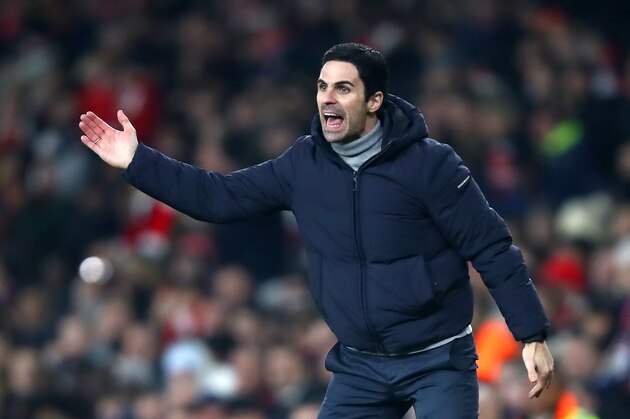 LONDON, ENGLAND - JANUARY 01: Mikel Arteta, Manager of Arsenal gives his team instructions during the Premier League match between Arsenal FC and Manchester United at Emirates Stadium on January 01, 2020 in London, United Kingdom. (Photo by Julian Finney/Getty Images)