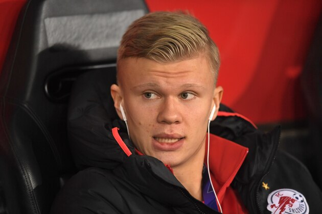 SALZBURG, AUSTRIA - DECEMBER 10: Erling Braut Haaland of RB Salzburg looks on from the bench as players inspect the pitch ahead of the UEFA Champions League group E match between RB Salzburg and Liverpool FC at Red Bull Arena on December 10, 2019 in Salzburg, Austria. (Photo by Michael Regan/Getty Images)