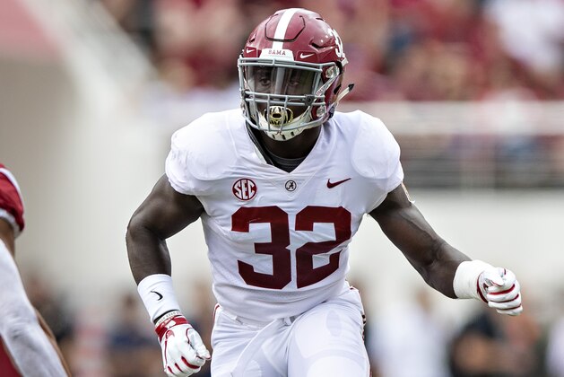 FAYETTEVILLE, AR - OCTOBER 6:  Dylan Moses #32 of the Alabama Crimson Tide rush the quarterback during a game against the Arkansas Razorbacks at Razorback Stadium on October 6, 2018 in Tuscaloosa, Alabama.  The Crimson Tide defeated the Razorbacks 65-31.  (Photo by Wesley Hitt/Getty Images)