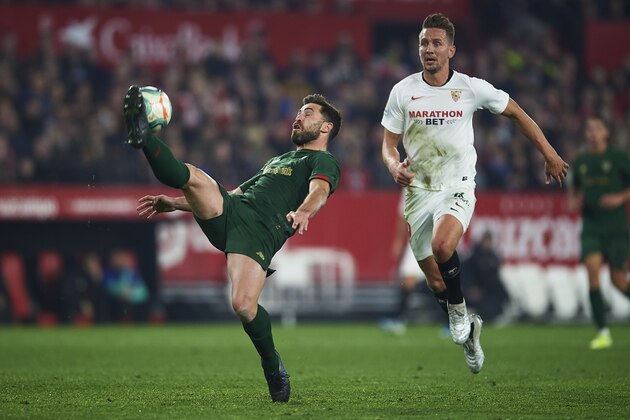 SEVILLE, SPAIN - JANUARY 03: Yerran Alvarez of Athletic Club (L) being followed by  Luuk de Jong of Sevilla FC (R) during the Liga match between Sevilla FC and Athletic Club at Estadio Ramon Sanchez Pizjuan on January 03, 2020 in Seville, Spain. (Photo by Aitor Alcalde Colomer/Getty Images)