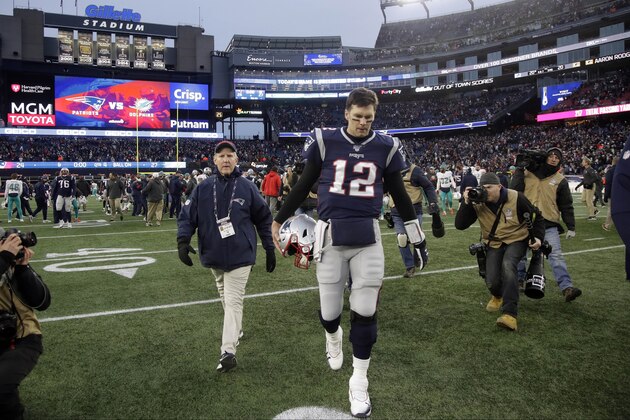 El quarterback de los Patriots de Nueva Inglaterra Tom Brady abandona el estadio tras caer ante los Dolphins de Miami el domingo 29 de diciembre del 2019. (AP Photo/Elise Amendola)