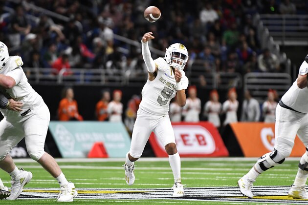 SAN ANTONIO, TEXAS - JANUARY 04: Bryce Young #9 of West team throws a pass against the East team during the All-American Bowl held at the Alamodome on January 04, 2020 in San Antonio, Texas. (Photo by Logan Riely/Getty Images)