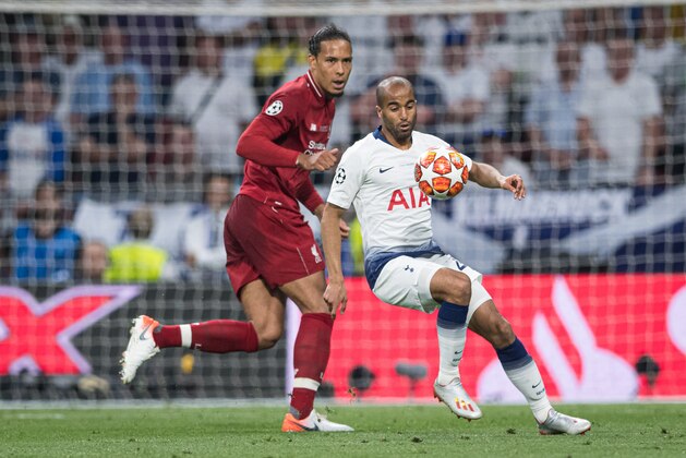 MADRID, SPAIN - JUNE 01: Virgil Van Dijk of FC Liverpool and Lucas Moura of Tottenham Hotspur battle for the ball during the UEFA Champions League Final between Tottenham Hotspur and Liverpool at Estadio Wanda Metropolitano on June 1, 2019 in Madrid, Spain. (Photo by TF-Images/Getty Images)