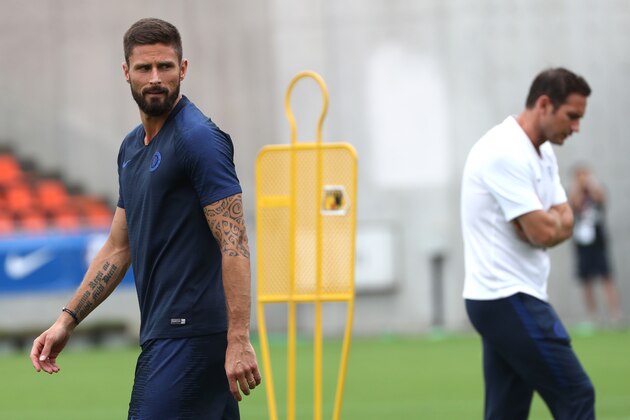 French forward Olivier Giroud (L) of English Premier League club Chelsea walks past teams head coach Frank Lampard during a training session in their Japan tour at Nack5 stadium in Saitama on July 21, 2019. (Photo by Behrouz MEHRI / AFP)        (Photo credit should read BEHROUZ MEHRI/AFP via Getty Images)