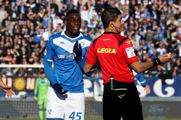 BRESCIA, ITALY - JANUARY 5 : Mario Balotelli of Brescia Calcio talk with the Referee Gianluca Manganiello ,during the Serie A match between Brescia Calcio FC and SS Lazio at Stadio Mario Rigamonti on January 5, 2020 in Brescia, Italy. (Photo by MB Media/Getty Images)