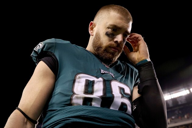 PHILADELPHIA, PENNSYLVANIA - JANUARY 05: Zach Ertz #86 of the Philadelphia Eagles leaves the field after their loss to the Seattle Seahawks during their NFC Wild Card Playoff game at Lincoln Financial Field on January 05, 2020 in Philadelphia, Pennsylvania. (Photo by Patrick Smith/Getty Images)