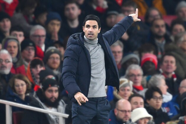 LONDON, ENGLAND - JANUARY 01: Mikel Arteta, Manager of Arsenal gives his team instructions during the Premier League match between Arsenal FC and Manchester United at Emirates Stadium on January 01, 2020 in London, United Kingdom. (Photo by Clive Mason/Getty Images)