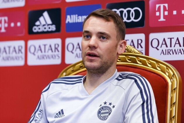 DOHA, QATAR - JANUARY 06: (BILD ZEITUNG OUT) goalkeeper Manuel Neuer of FC Bayern Muenchen looks on during day three of the FC Bayern Muenchen winter training camp on January 6, 2020 in Doha, Qatar.(Photo by TF-Images/Bongarts/Getty Images)