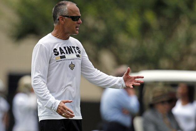 New Orleans Saints linebacker coach Mike Nolan runs drills during NFL football practice in Metairie, La., Tuesday, June 13, 2017. (AP Photo/Gerald Herbert)
