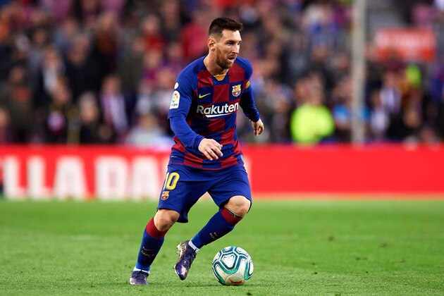 BARCELONA, SPAIN - DECEMBER 21: Lionel Messi of FC Barcelona runs with the ball during the La Liga match between FC Barcelona and Deportivo Alaves at Camp Nou on December 21, 2019 in Barcelona, Spain. (Photo by Alex Caparros/Getty Images) BARCELONA, SPAIN - DECEMBER 21: Lionel Messi of FC Barcelona runs with the ball during the La Liga match between FC Barcelona and Deportivo Alaves at Camp Nou on December 21, 2019 in Barcelona, Spain. (Photo by Alex Caparros/Getty Images)