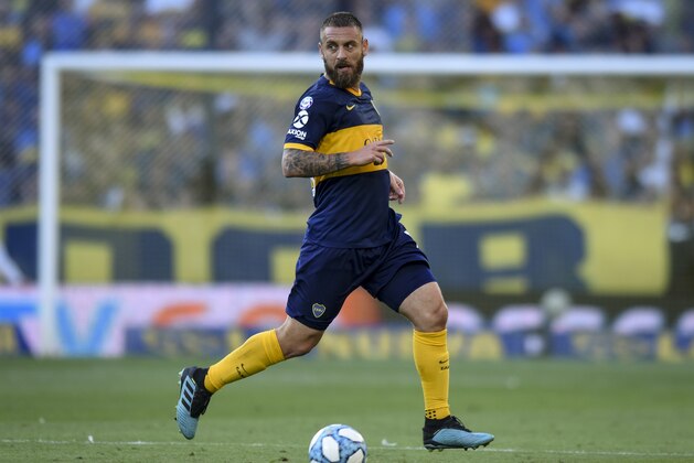 BUENOS AIRES, ARGENTINA - NOVEMBER 24:  Daniele De Rossi of Boca Juniors drives the ball during a match between Boca Juniors and Union as part of Superliga 2019/20 at Estadio Alberto J. Armando on November 24, 2019 in Buenos Aires, Argentina. (Photo by Marcelo Endelli/Getty Images)