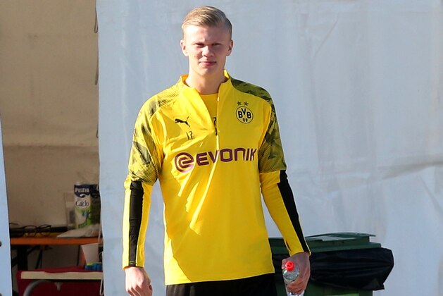 MARBELLA, SPAIN - JANUARY 06: (BILD ZEITUNG OUT) Erling Braut Haaland of Borussia Dortmund looks on during day one of the Borussia Dortmund winter training camp on January 06, 2020 in Marbella, Spain. (Photo by TF-Images/Bongarts/Getty Images)