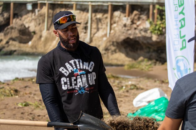 Mets shiortstop Amed Rosario joined a handful of fellow major leaguers in December to help clean up a beach in the Dominican Republic.