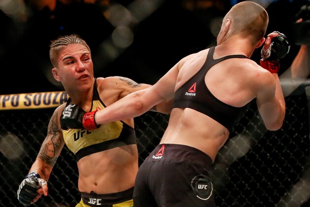 RIO DE JANEIRO, BRAZIL - MAY 11: (L-R) Jessica Andrade of Brazil and Rose Namajunas of USA in action in their women's strawweight championship bout during the UFC 237 event at Jeunesse Arena on May 11, 2019 in Rio de Janeiro, Brazil. (Photo by Alexandre Schneider/Getty Images)