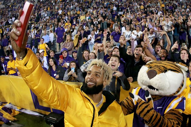 BATON ROUGE, LA - NOVEMBER 25:  Odell Beckham Jr. of the New York Giants takes a picture with Mike the Tiger during the second half of a game between the LSU Tigers and the Texas A&M Aggies at Tiger Stadium on November 25, 2017 in Baton Rouge, Louisiana. LSU won the game 45 - 21.  (Photo by Sean Gardner/Getty Images)