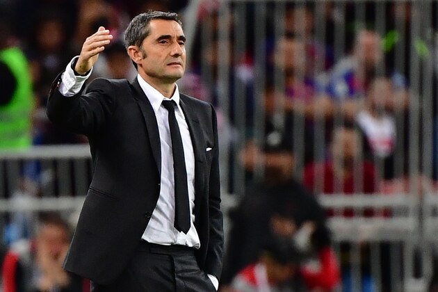 Barcelona's Spanish coach Ernesto Valverde speaks to his players during the Spanish Super Cup semi final between Barcelona and Atletico Madrid on January 9, 2020, at the King Abdullah Sport City in the Saudi Arabian port city of Jeddah. - The winner will face Real Madrid in the final on January 12. (Photo by Giuseppe CACACE / AFP) (Photo by GIUSEPPE CACACE/AFP via Getty Images)