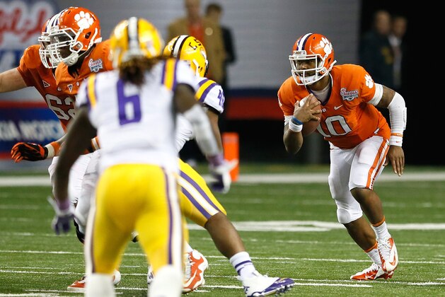 ATLANTA, GA - DECEMBER 31:  Tajh Boyd #10 of the Clemson Tigers rushes against the LSU Tigers during the 2012 Chick-fil-A Bowl at Georgia Dome on December 31, 2012 in Atlanta, Georgia.  (Photo by Kevin C. Cox/Getty Images)