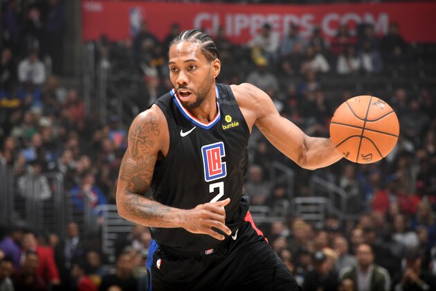 LOS ANGELES, CA - JANUARY 10: Kawhi Leonard #2 of the LA Clippers handles the ball against the Golden State Warriors on January 10, 2020 at STAPLES Center in Los Angeles, California. NOTE TO USER: User expressly acknowledges and agrees that, by downloading and/or using this Photograph, user is consenting to the terms and conditions of the Getty Images License Agreement. Mandatory Copyright Notice: Copyright 2020 NBAE (Photo by Andrew D. Bernstein/NBAE via Getty Images)