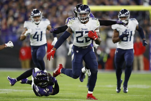 El running back Derrick Henry (22) de los Titans de Tennesse deja atrás al safety Chuck Clark (36) de los Ravens de Baltimore en el partido de la ronda divisional de los playoffs de la NFL, el sábado 11 de enero de 2020. (AP Foto/Julio Cortez)