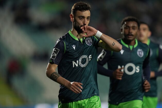 SETUBAL, PORTUGAL - JANUARY 11: Bruno Fernandes of Sporting CP celebrates after scoring a goal during the Liga NOS match between Vitoria FC and Sporting CP at Estadio do Bonfim on January 11, 2020 in Setubal, Portugal.  (Photo by Gualter Fatia/Getty Images)