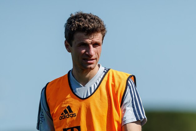 DOHA, QATAR - JANUARY 06: (BILD ZEITUNG OUT) Thomas Mueller of FC Bayern Muenchen looks on during day three of the FC Bayern Muenchen winter training camp on January 6, 2020 in Doha, Qatar.(Photo by TF-Images/Getty Images)