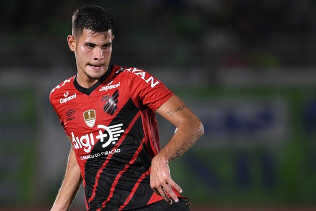 HIRATSUKA, JAPAN - AUGUST 07: Bruno Guimaraes of Atretico Paranaense in action during the game between Shonan Bellmare and Athletico Paranaense at Shonan BMW Stadium Hiratsuka on August 07, 2019 in Hiratsuka, Kanagawa, Japan. (Photo by Masashi Hara/Getty Images)